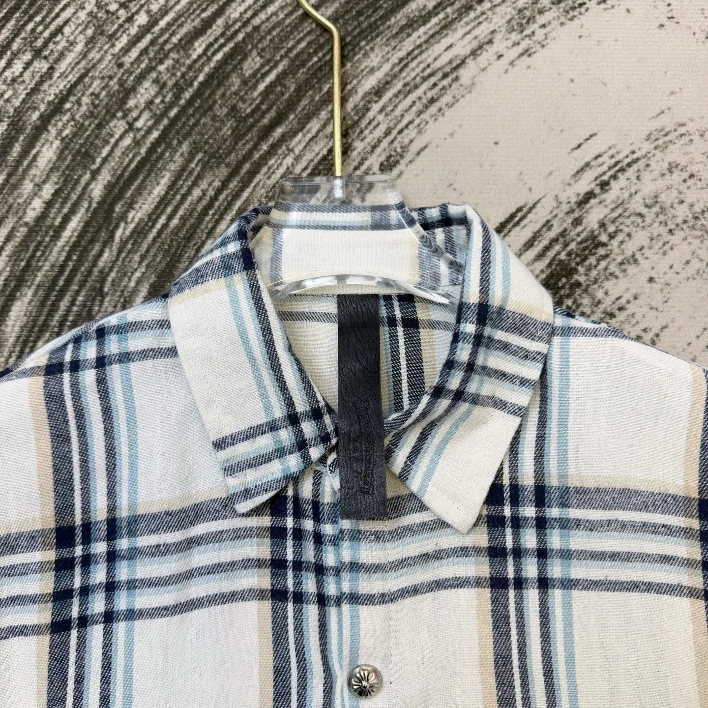 P190 ChromeHearts Miami limited-edition plaid shirt with embroidered leather label. Same style as ChromeHearts counters. Made of 300g pure cotton fabric. Very textured on the handle. Three-dimensional and atmospheric. Versatile and easy to wear in autumn. Simple and elegant. Adopts os version. The upper body effect is great. Suitable for all body types. Soft and comfortable. CH letter cross embroidery on the front ➕ horseshoe embroidered leather label on the back ➕ cross button custom hardware. Small mark on the hem. Resistant to machine washing. Does not fade or deform. Complete accessories, original mold opening, perfect restoration of zp 2:1, same style for men and women, versatile and easy to choose, size s m l xl color picture color
